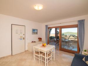 uma sala de estar com uma mesa branca e cadeiras em Apartment Il Fjordo bilo - PPZ160 by Interhome em Porto Pozzo