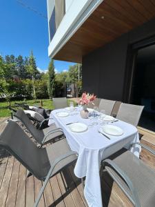 una mesa blanca y sillas en una terraza en Cortemaggiore 4B Luxury-Flexrent Abissinia, en Riccione