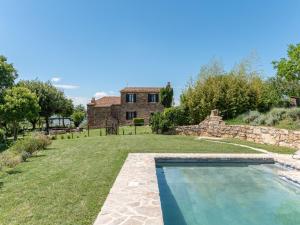 Bazén v ubytovaní Holiday Home Montecavallo by Interhome alebo v jeho blízkosti
