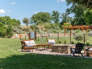 Vonkajšia záhrada v ubytovaní Holiday Home Montecavallo by Interhome