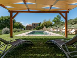 Bazén v ubytovaní Holiday Home Montecavallo by Interhome alebo v jeho blízkosti