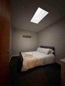 Una cama o camas en una habitación de Sunset Gateway - central location and up to 6 guests