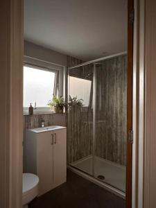 Un baño de Sunset Gateway - central location and up to 6 guests