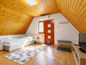 バダチョニトマイにあるHoliday Home Emi - BAC110 by Interhomeの木製の天井が特徴のベッドルーム1室(ベッド1台付)