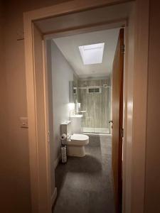 Un baño de Sunset Gateway - central location and up to 6 guests 5 fotos más