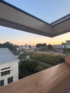 Un balcón o terraza en Sunset Gateway - central location and up to 6 guests