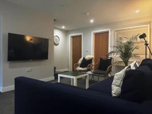 Una televisión o centro de entretenimiento en Sunset Gateway - central location and up to 6 guests