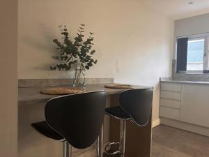 Una cocina o kitchenette en Sunset Gateway - central location and up to 6 guests