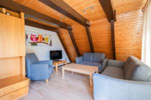 Posezení v ubytování Ferienwohnpark Immenstaad am Bodensee Nurdachhaus Typ 8 NDT 101