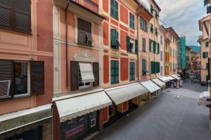 eine schmale Straße mit Gebäuden mit einer Reihe von Geländern in der Unterkunft Ca' Disa - Loft moderno centro città in Rapallo