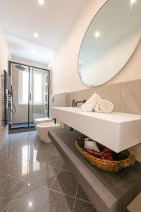 ein Badezimmer mit Waschbecken, Toilette und Spiegel in der Unterkunft Ca' Disa - Loft moderno centro città in Rapallo