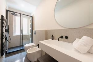 ein Badezimmer mit Toilette und großem Spiegel in der Unterkunft Ca' Disa - Loft moderno centro città in Rapallo + 10 Fotos