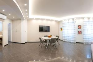 a dining room with a white table and chairs at Ca' Disa - Loft moderno centro città in Rapallo