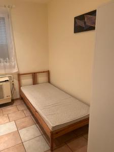 mały pokój z łóżkiem w rogu w obiekcie Dyta2 apartman w Hajduszoboszlo