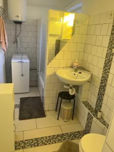 mała łazienka z umywalką i toaletą w obiekcie Dyta2 apartman w Hajduszoboszlo +15 zdjęć
