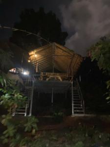 Haad Pleayleamเต๊นท์มีหลังคายกสูง的夜晚有灯的房子