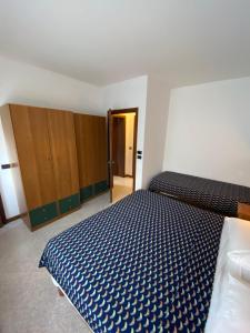 1 dormitorio con 1 cama con edredón azul en Hotel Ca' Di Valle, en Cavallino-Treporti