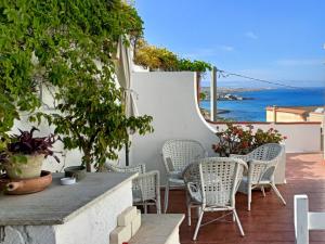ポルトパーロにあるB&B Villa Ziellaの海の景色を望むパティオ(椅子、テーブル付)