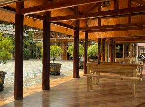 um pavilhão de madeira com um banco num pátio em Sapa Pomu Home em Sa Pa