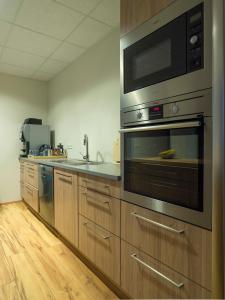 Seydisfjördur Guesthouseにあるキッチンまたは簡易キッチン