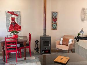 sala de estar con mesa y fogones en Clarens The Paddocks 21, en Clarens