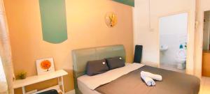 a bedroom with a bed and a bathroom at Kulai Tmn Putri Tmn Gunung Pulai Tmn Baiduri Tmn Kota Kulai Tmn Lagenda Kulai 3-5BR near Airport JPO IOI in Kulai