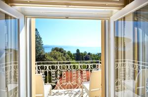 奧帕蒂亞的住宿－BRISTOL Hotel Opatija，房屋的阳台享有风景。