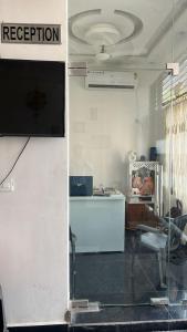 Televízia a/alebo spoločenská miestnosť v ubytovaní Shree Radha Vallabh Palace
