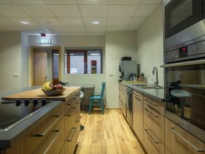 セイジスフィヨルズルにあるSeydisfjördur Guesthouseのキッチン(カウンターにフルーツを入れた器付)