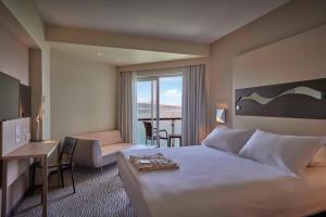 A bed or beds in a room at Richmond Nua Wellness Spa - Adult Only