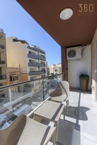 Designer 3BR home in charming Marsascala by 360 Estates的阳台或露台