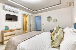 Designer 3BR home in charming Marsascala by 360 Estates客房内的一张或多张床位