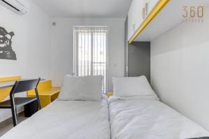 Designer 3BR home in charming Marsascala by 360 Estates客房内的一张或多张床位