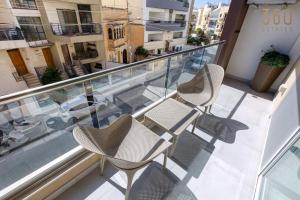 Designer 3BR home in charming Marsascala by 360 Estates的阳台或露台