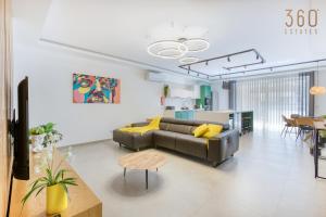 Designer 3BR home in charming Marsascala by 360 Estates的电视和/或娱乐中心