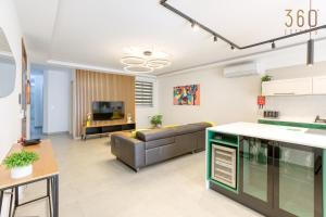 Designer 3BR home in charming Marsascala by 360 Estates的电视和/或娱乐中心