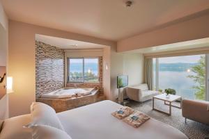 A bed or beds in a room at Richmond Nua Wellness Spa - Adult Only