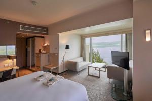 A television and/or entertainment centre at Richmond Nua Wellness Spa - Adult Only