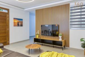 Designer 3BR home in charming Marsascala by 360 Estates的电视和/或娱乐中心