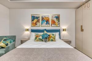 Designer 3BR home in charming Marsascala by 360 Estates客房内的一张或多张床位
