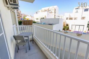 Designer 3BR home in charming Marsascala by 360 Estates的阳台或露台