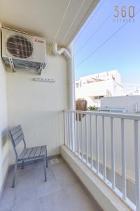 Designer 3BR home in charming Marsascala by 360 Estates的阳台或露台