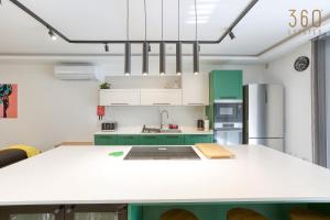 Designer 3BR home in charming Marsascala by 360 Estates的厨房或小厨房