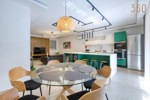 马尔萨斯卡拉Designer 3BR home in charming Marsascala by 360 Estates的配有桌椅的厨房和餐厅