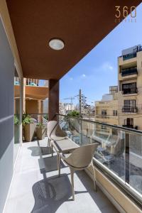 Designer 3BR home in charming Marsascala by 360 Estates的阳台或露台