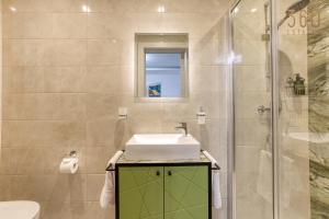 Designer 3BR home in charming Marsascala by 360 Estates的一间浴室