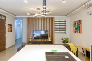 Designer 3BR home in charming Marsascala by 360 Estates的电视和/或娱乐中心