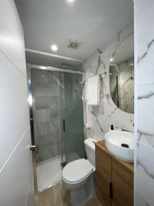 a bathroom with a toilet and a shower and a sink at 3-Bedroom Home, Free Parking,10 Minutes from Seville in Camas +39 photos