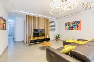 Designer 3BR home in charming Marsascala by 360 Estates的电视和/或娱乐中心