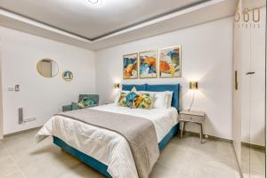 Designer 3BR home in charming Marsascala by 360 Estates客房内的一张或多张床位